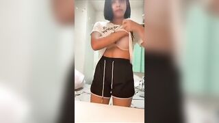 एक हाई स्कूल की लड़की सेल्फी लेती है और अपने कपड़े उतार देती है 64