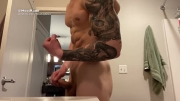 समलैंगिक पोर्न अपनी मांसपेशियों को सिक्स-पैक में प्रदर्शित करें।  बड़े लिंग हस्तमैथुन करें और कैमरे के सामने वीर्य फूटने तक लेटे रहें।